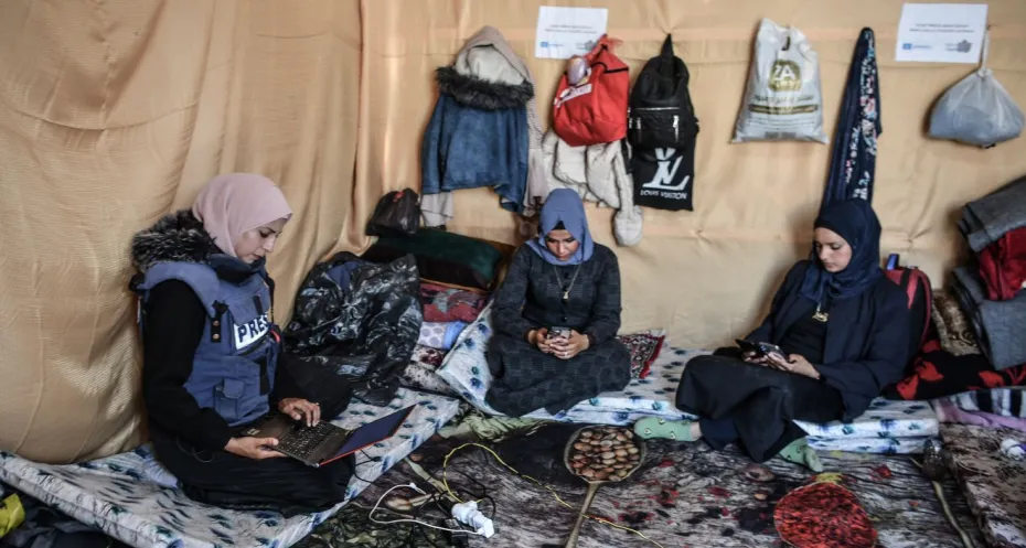 TRT Arabi Reporter, Reba Khalid al-Ajami doet verslag vanuit Gaza in een geïmproviseerde tent te midden van aanhoudende Israëlische aanvallen in Rafah