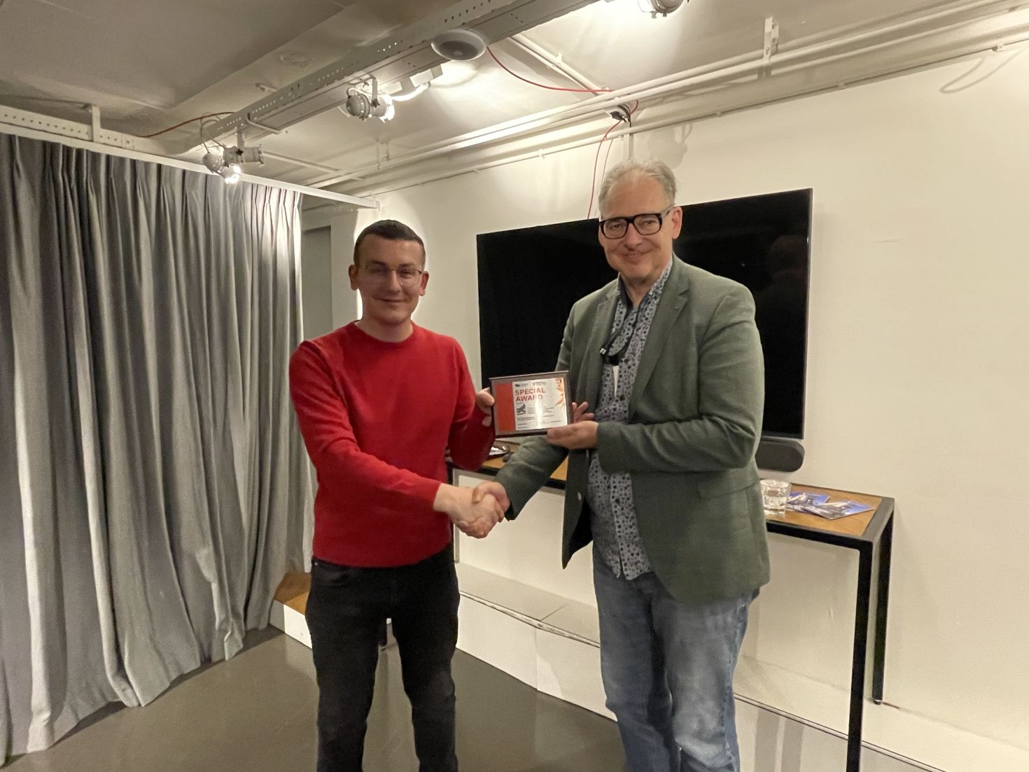 Sergiy Tomilenko (left) presented a special award to FPU's Leon Willems.