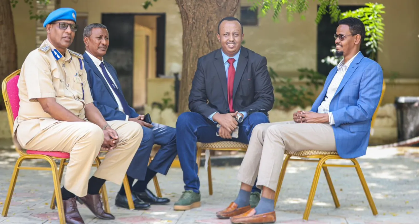 Mohamed Dahir, MAP Chair (second from the right), poses for a photo with the Puntland Deputy Police Commissioner (wearing a blue hat and police uniform), Puntland’s Minister of Information (second from the left), and the Director General of the Puntland Ministry of Information (first on the right, wearing a blue suit). The photo was taken outside the venue of MAP’s Annual 2024 Conference, held in November to promote the safety and protection of journalists, in collaboration with Free Press Unlimited.