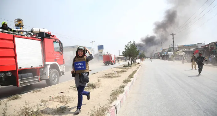 Journalist in conflict zone