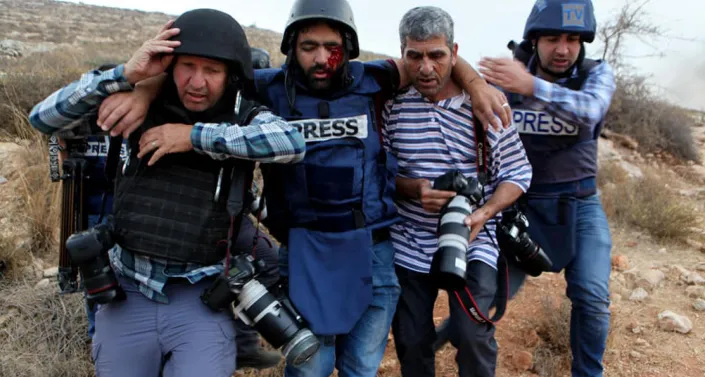 Injured journalist in Palestine