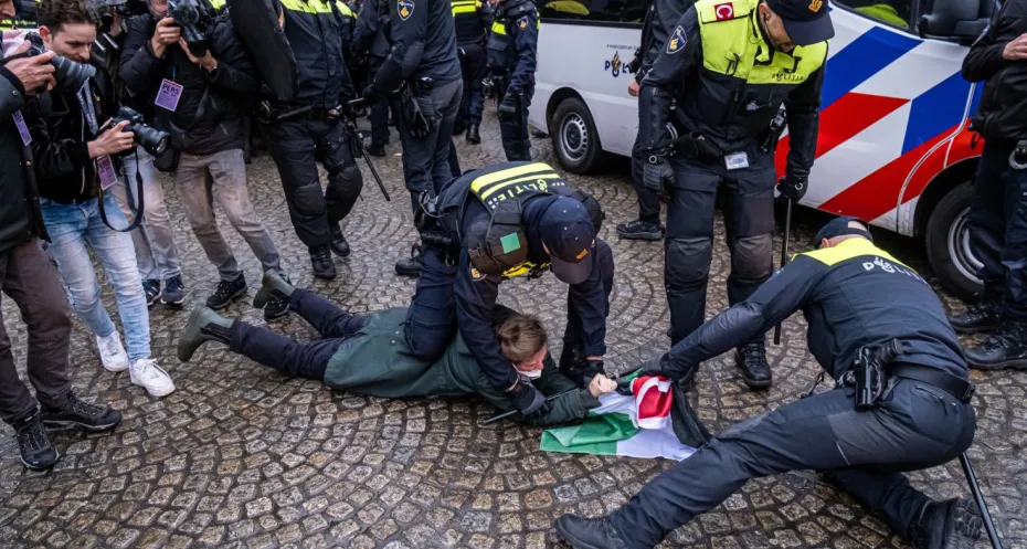 Protesten in Amsterdam nadat in de hoofdstad rellen uitbraken rondom de wedstrijd Ajax-Maccabi Tel Aviv.