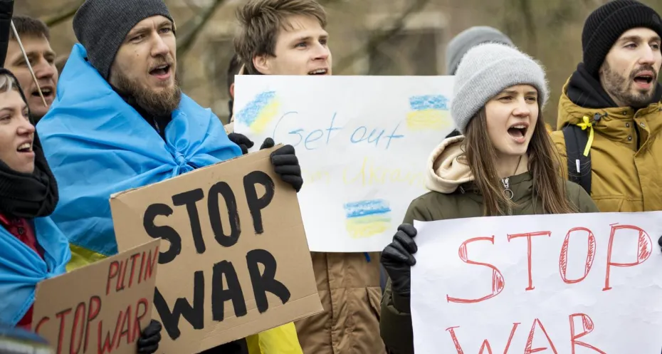 DEN HAAG - Demonstranten protesteren bij de Russische ambassade om te laten zien dat ze achter Oekraine staan na de Russische invasie. ANP REMKO DE WAAL