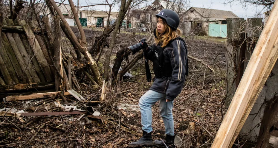 Terny, Ukraine - November 28, 2022 Ashley Chan, this outstanding journalist and photographer covers the war in Ukraine. She works on the front and she shows immense composure to cover the situation, Shutterstock